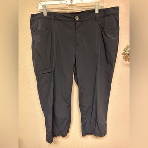 Eddie Bauer Travex cropped cargo pants. Dark grey/black. Size 18